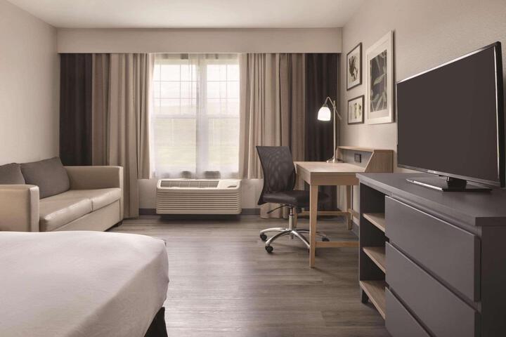 1 Queen Bed Accessible (5 of 18)