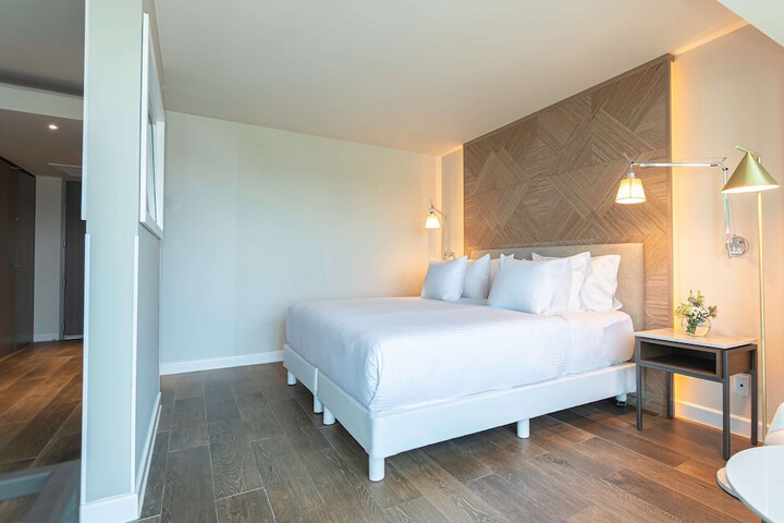 Room 15 of 33