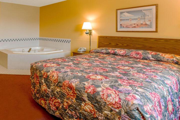 1 Queen Bed (11 of 13)