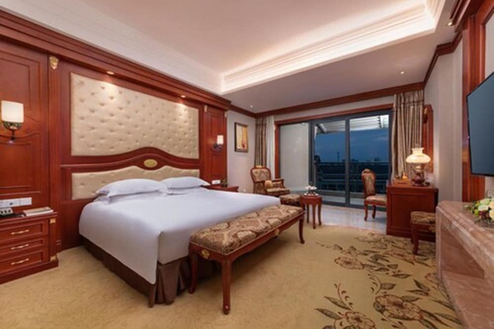Room 4 of 36