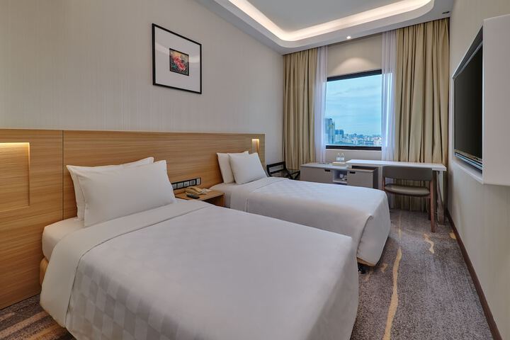 Room 13 of 35