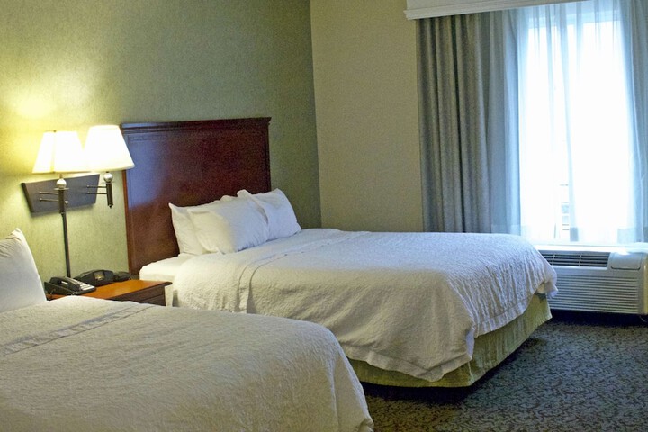 2 Queen Beds (1 of 10)