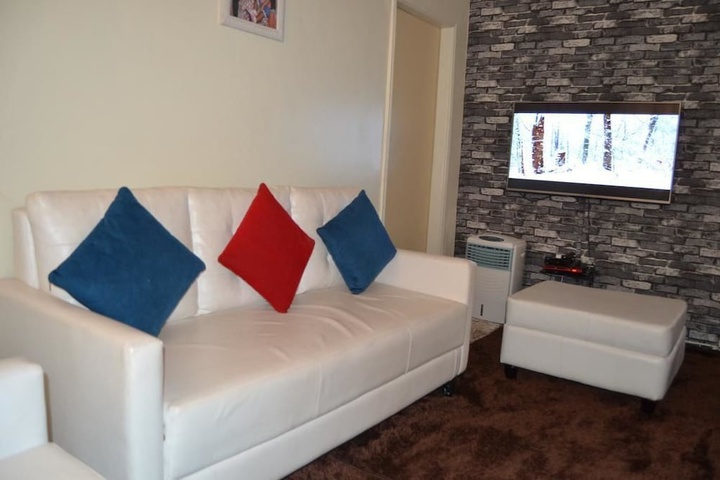 Room 4 of 8