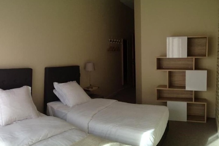 Room 9 of 28