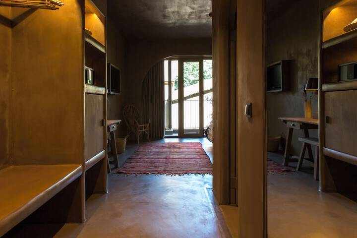 Room 47 of 142