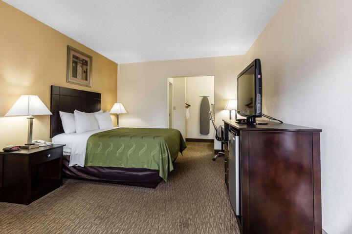 1 Queen Bed (9 of 15)