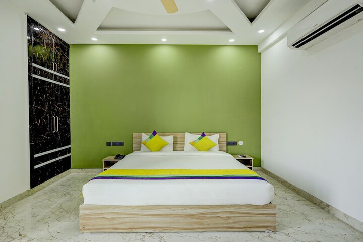 Room 25 of 38