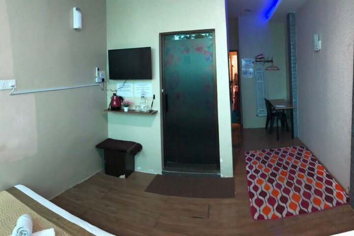 Room 9 of 14