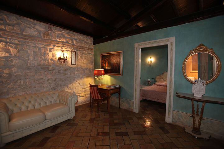 Room 2 of 90
