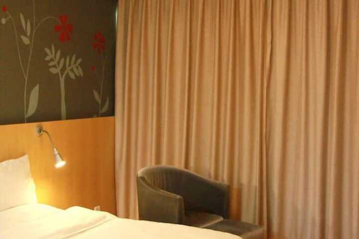 Room 10 of 27