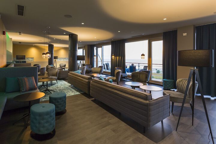 Lounge 41 of 54