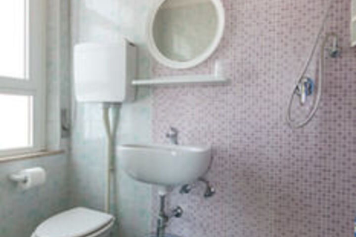 Room 4 of 18