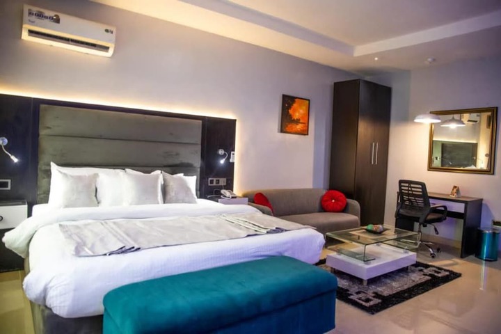 Room 9 of 32