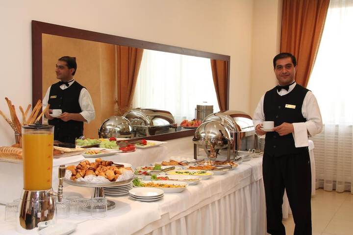 Dining 40 of 51