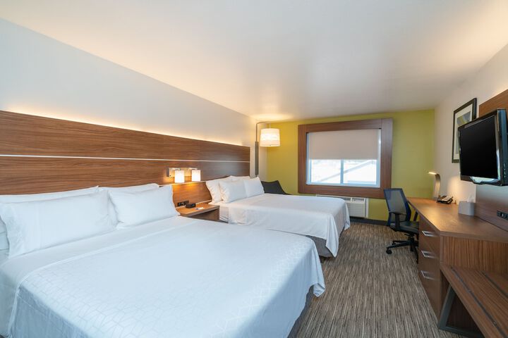 1 Queen Bed Standard Mobility Accessible Tub (4 of 5)