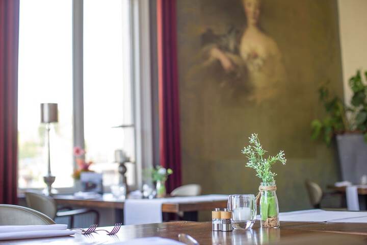 Dining 76 of 106