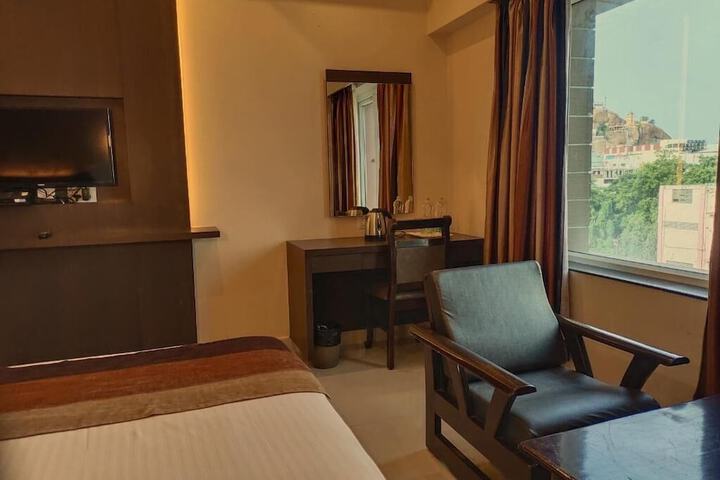 Room 8 of 43