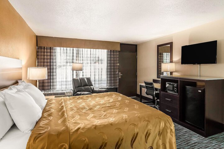 1 King Bed (3 of 9)