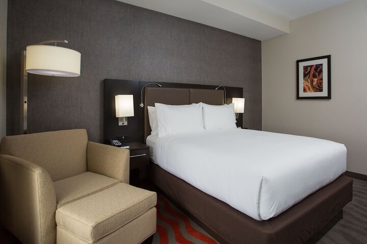 1 Queen Bed (5 of 12)