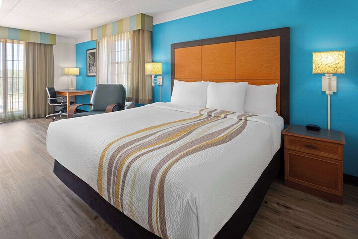 1 King Bed Deluxe Room (10 of 14)