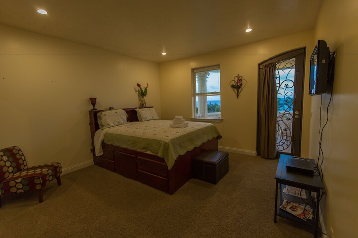 Room 6 of 33
