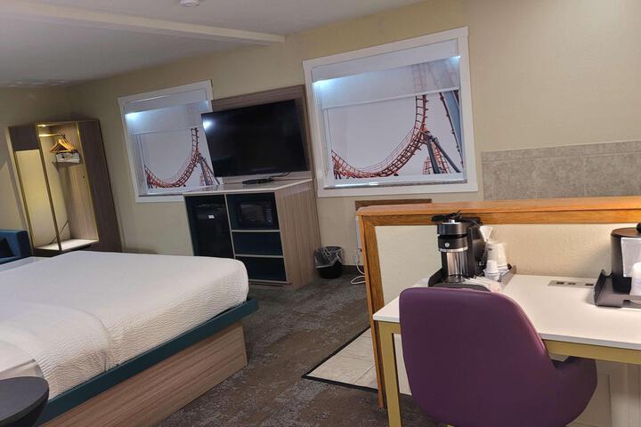 1 King Bed (1 of 15)