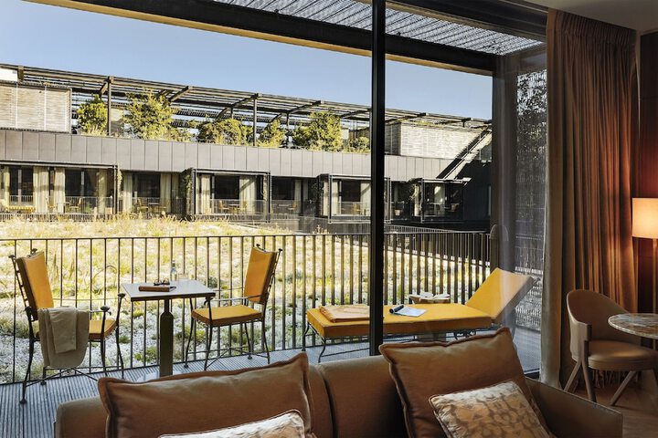 Hotel Exterior 40 of 48