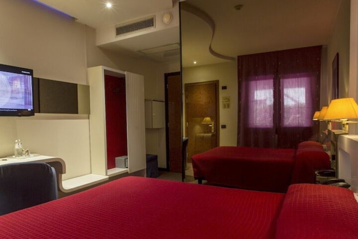 Room 13 of 28