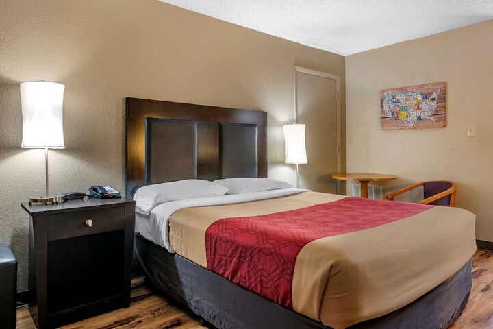 1 Queen Bed (6 of 7)