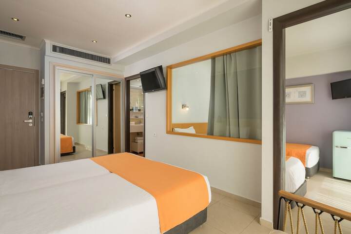 Room 13 of 121