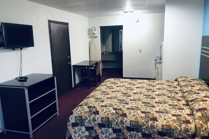2 Queen Beds (12 of 13)