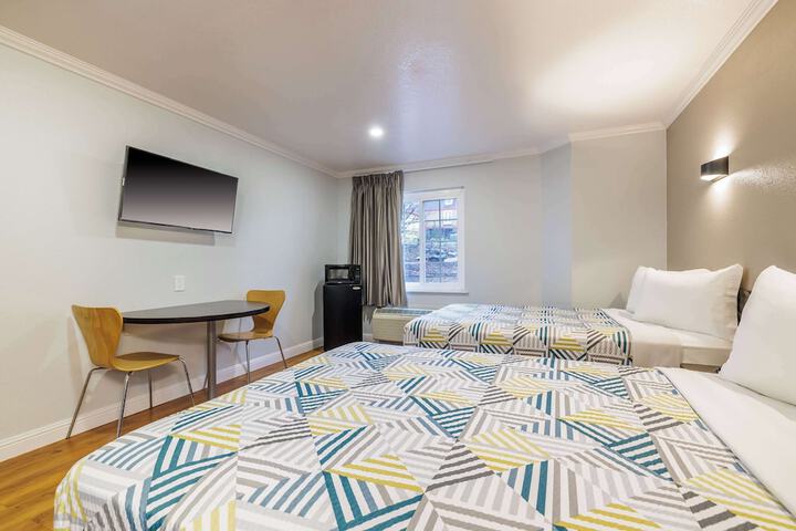 Double Accessible Queen Size Bed (7 of 7)