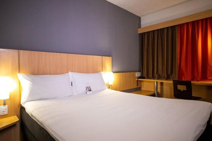 Room 4 of 27