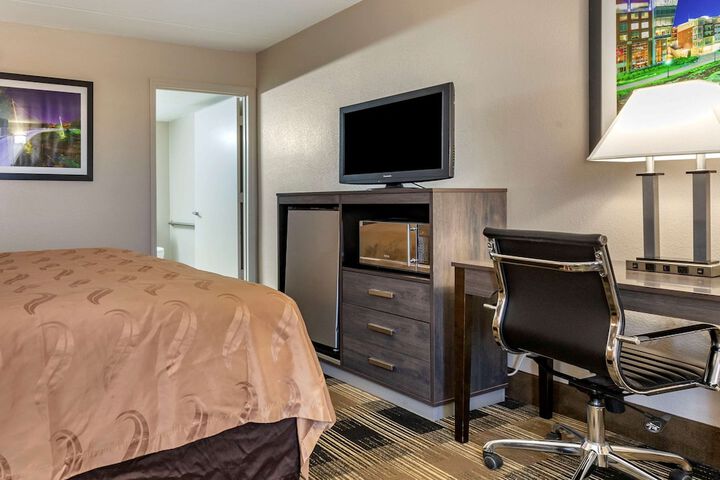 1 Queen Bed (8 of 23)