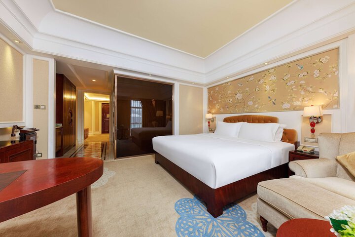 Room 33 of 103
