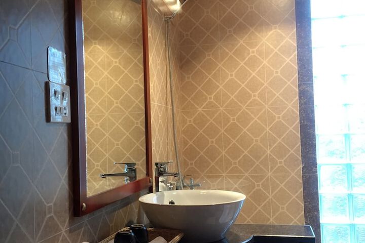 Room 26 of 143