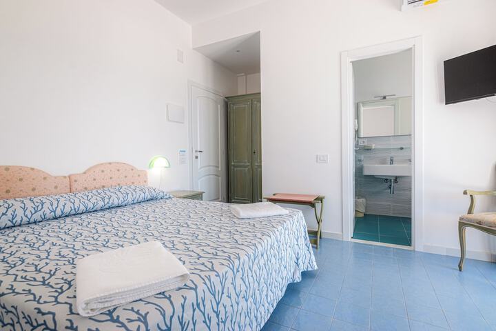 Room 7 of 108