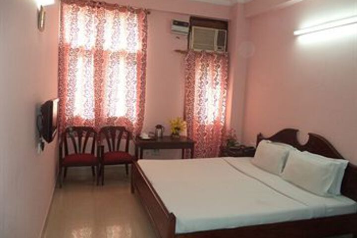Room 6 of 13