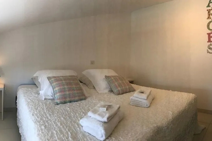Room 2 of 12