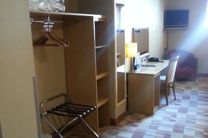 Room 9 of 32