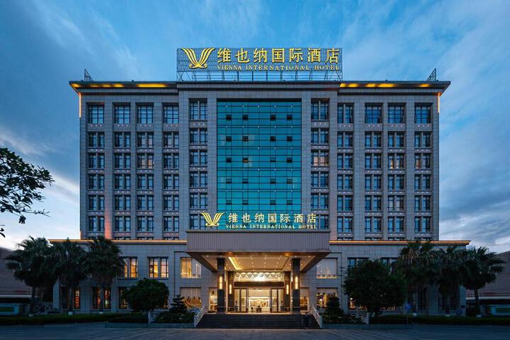 Vienna International Hotel Baoshan High-speed Railway Station Wuyue Plaza
