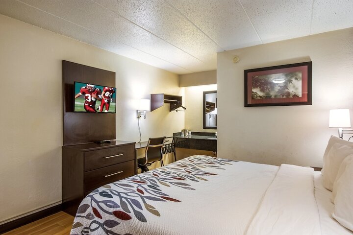 Deluxe King Bed (2 of 12)