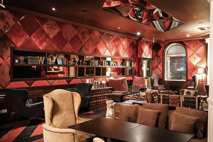 Lounge 33 of 34