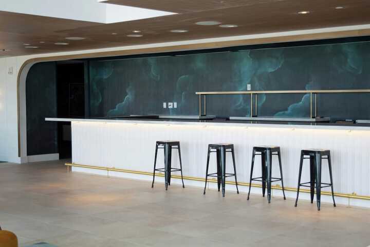 Lounge 78 of 102