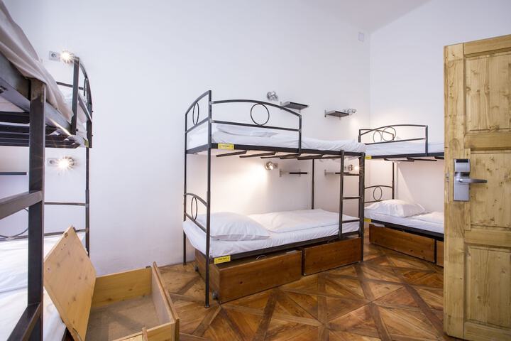 Room 28 of 71