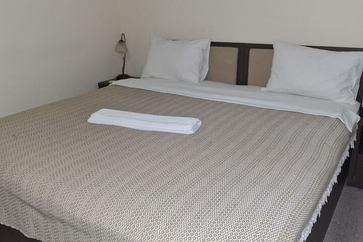 Room 10 of 32