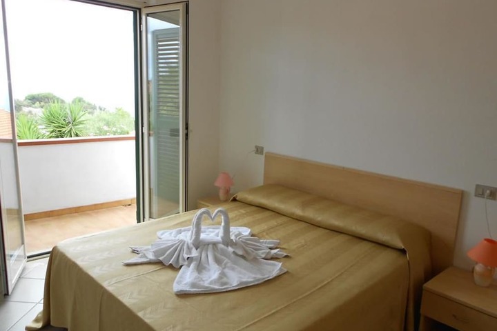 Room 4 of 25