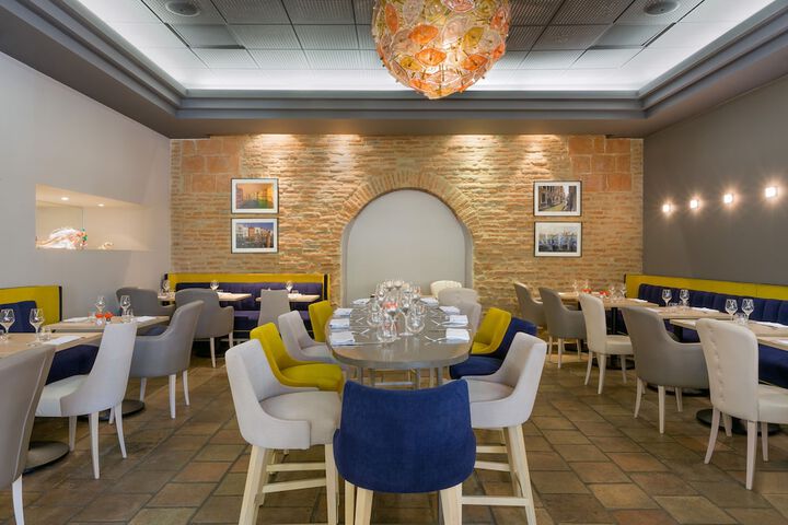 Dining 53 of 76