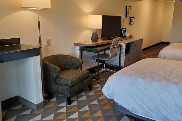 2 Queen Beds (2 of 10)