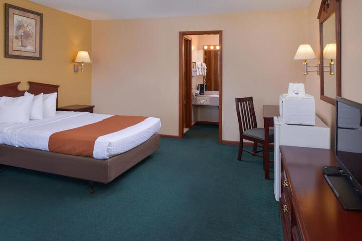 1 Queen Bed (4 of 4)